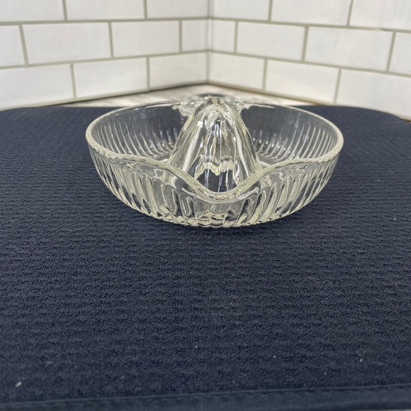 Vintage Clear Glass Hand Juicer Reamer Orange Lemon Citrus Juicer - Large - Picture 5 of 10